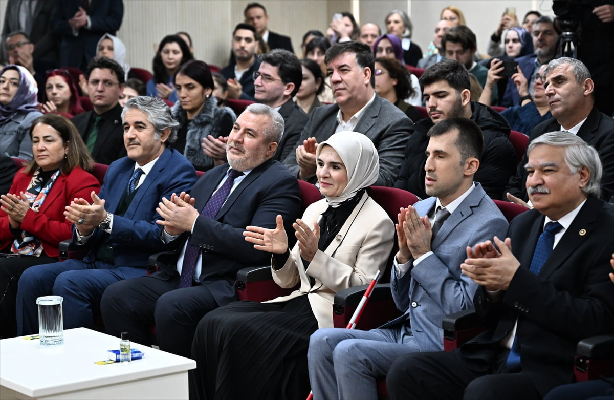 Aile ve Sosyal Hizmetler Bakanı Mahinur Özdemir Göktaş (sağ 3), Bakanlıkta düzenlenen "Engelli...