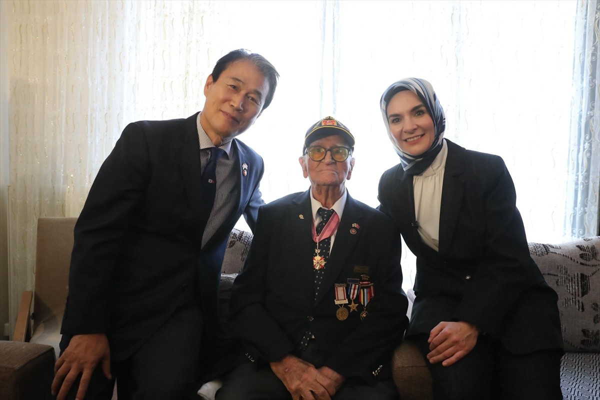 Aile ve Sosyal Hizmetler Bakanı Mahinur Özdemir Göktaş (sağda), Güney Kore Vatanseverler ve Gazi...