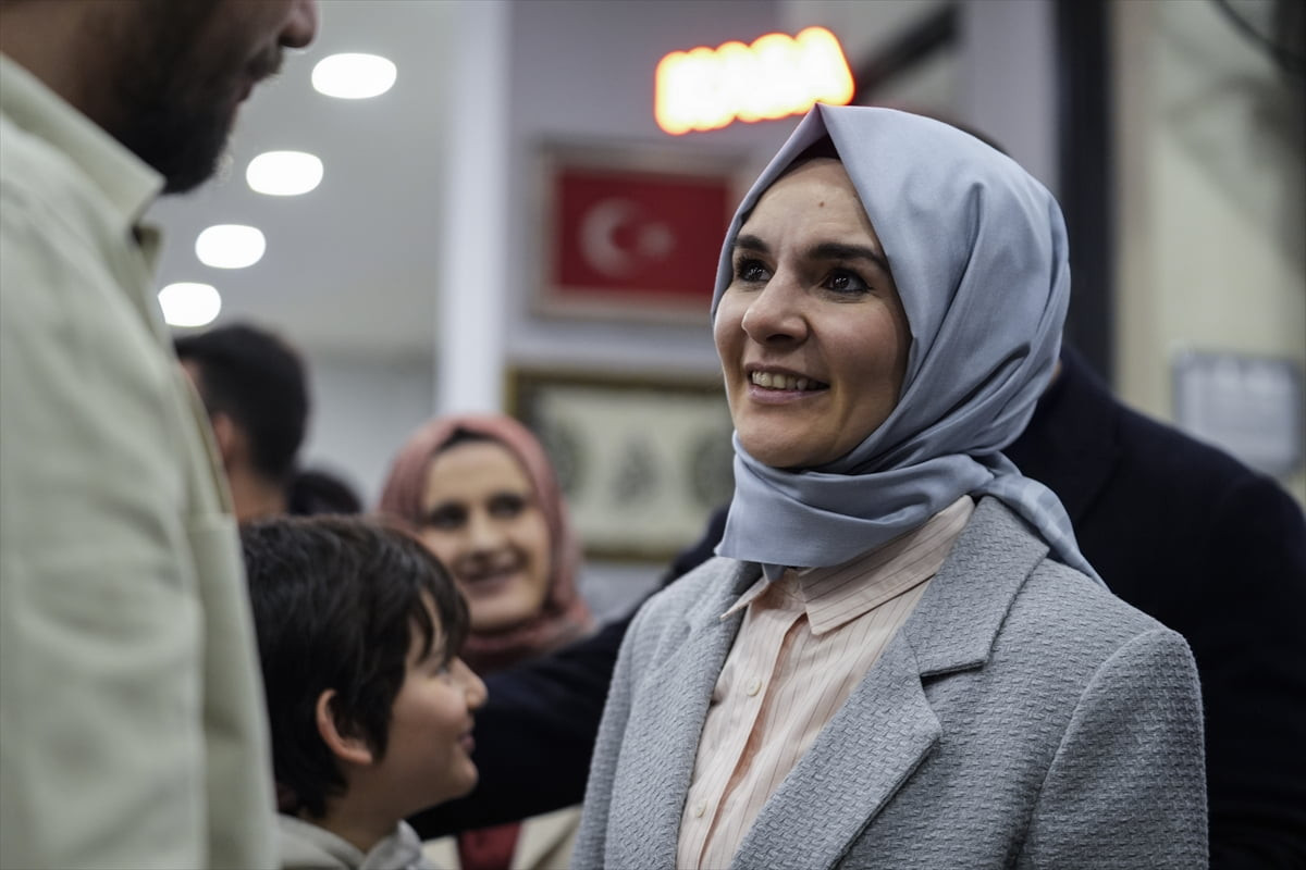 Aile ve Sosyal Hizmetler Bakanı Mahinur Özdemir Göktaş, Sincan'daki bir restoranda TBMM Sanayi...