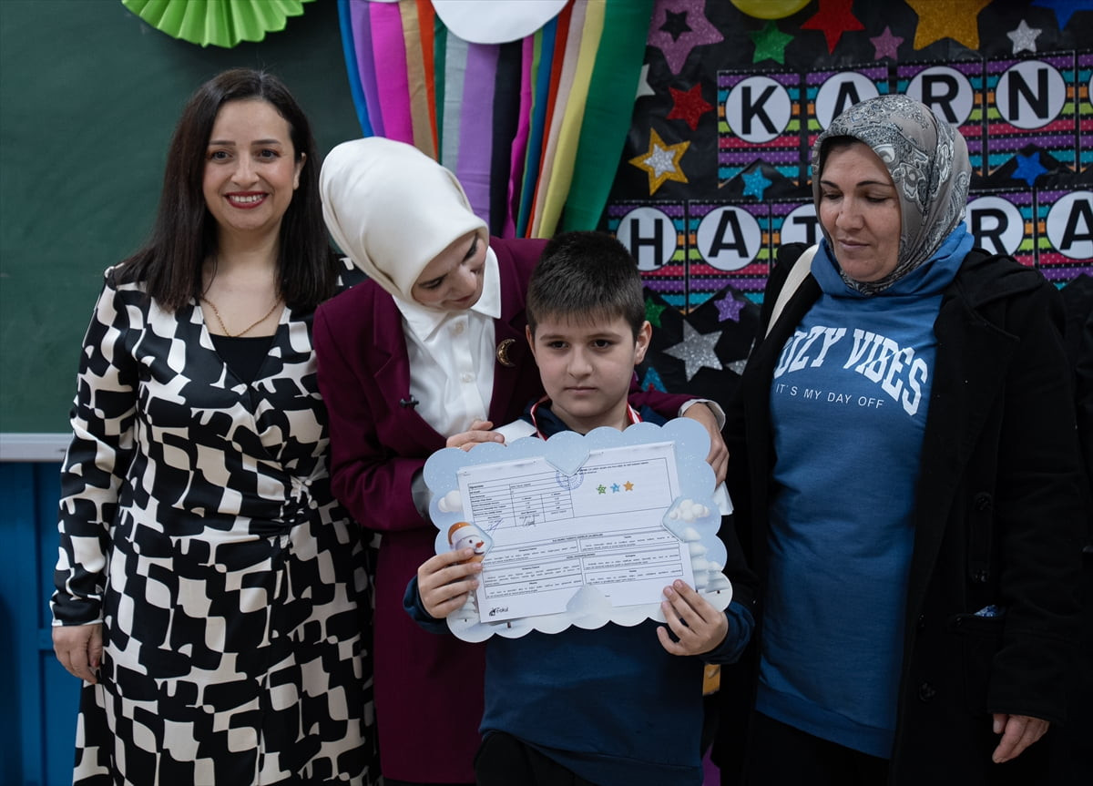 Aile ve Sosyal Hizmetler Bakanı Mahinur Özdemir Göktaş (sol 2), Ankara'nın Etimesgut ilçesindeki...