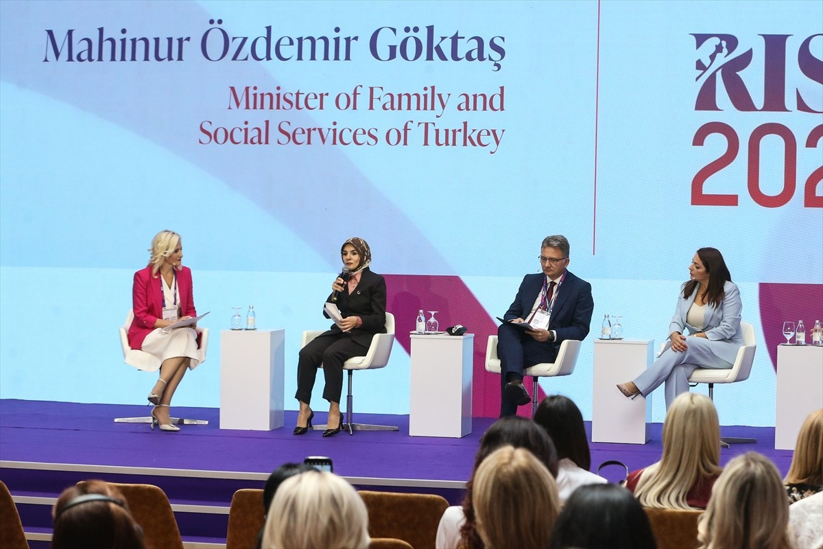 Aile ve Sosyal Hizmetler Bakanı Mahinur Özdemir Göktaş (sol 2), Belgrad Kadın Konferansı...