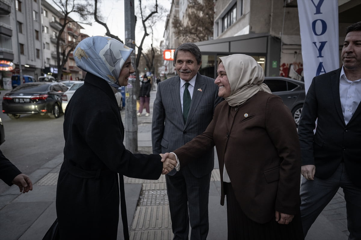 Aile ve Sosyal Hizmetler Bakanı Mahinur Özdemir Göktaş (solda), Yoksullara Yardım ve Eğitim...