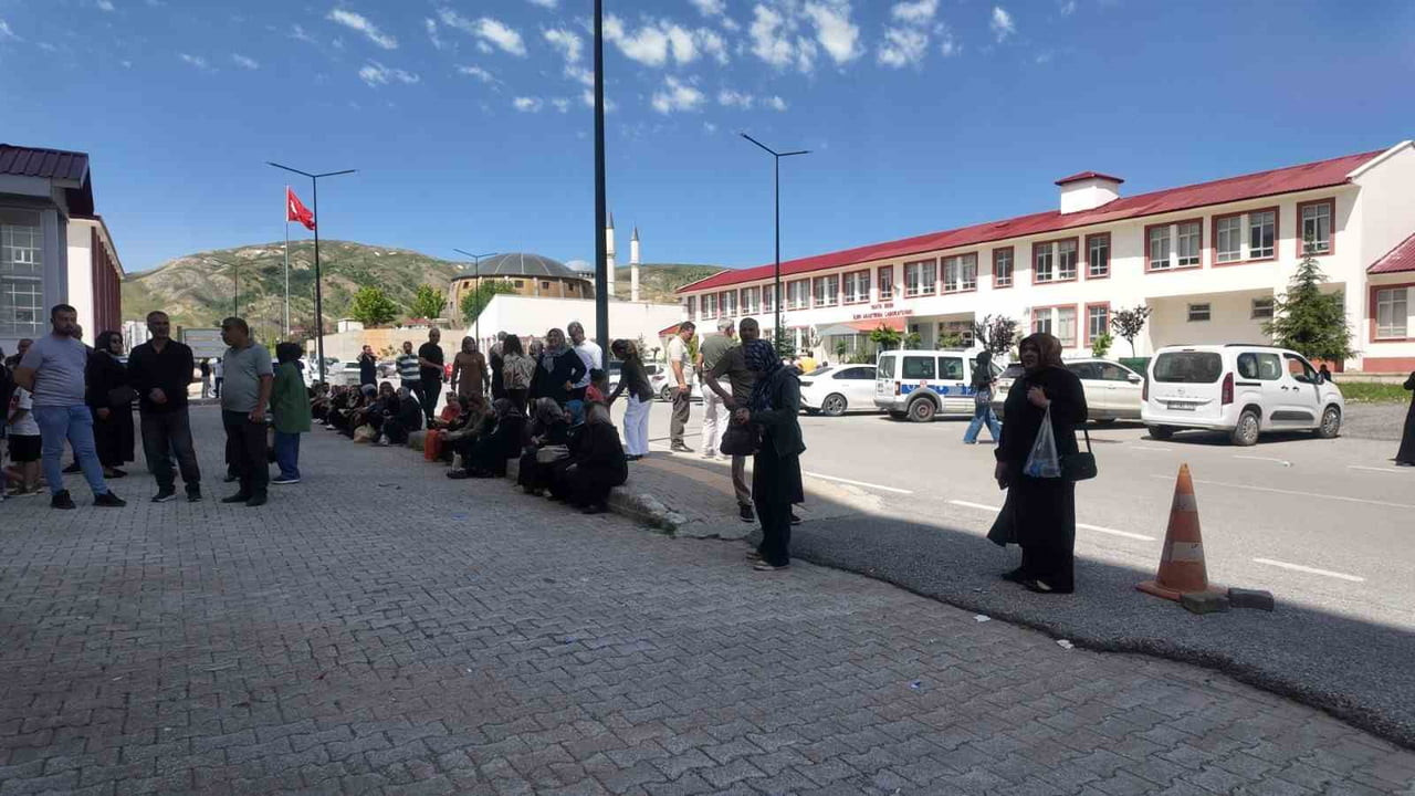 AİLELER ÇOCUKLARININ BAŞARILI OLMASI İÇİN DUA EDEREK SINAVIN TAMAMLANMASINI BEKLEDİ.