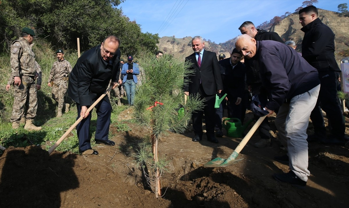 Ailesi Aydın'da yaşayan 33 şehit için 333 fidan toprakla buluşturuldu. İl Emniyet Müdürlüğü...
