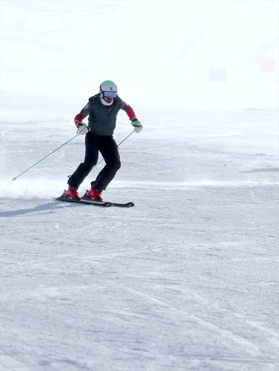 Ailesinin desteğiyle 7 yaşında başladığı kayak sporuyla hem küçükler hem de büyükler kategorisinde...