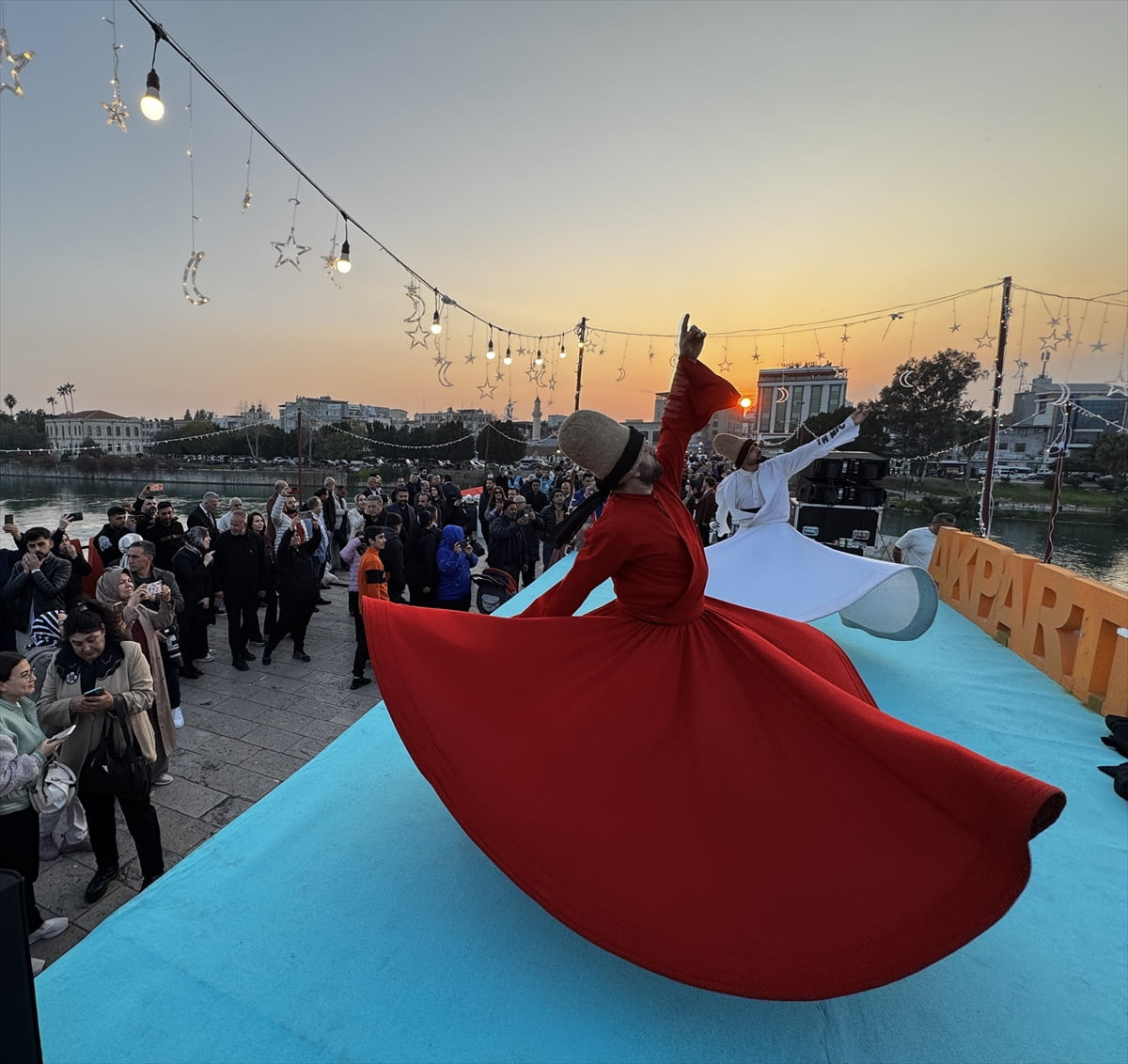 AK Parti Adana İl Başkanlığınca Tarihi Taş Köprü üzerinde iftar programı düzenlendi. Programda...