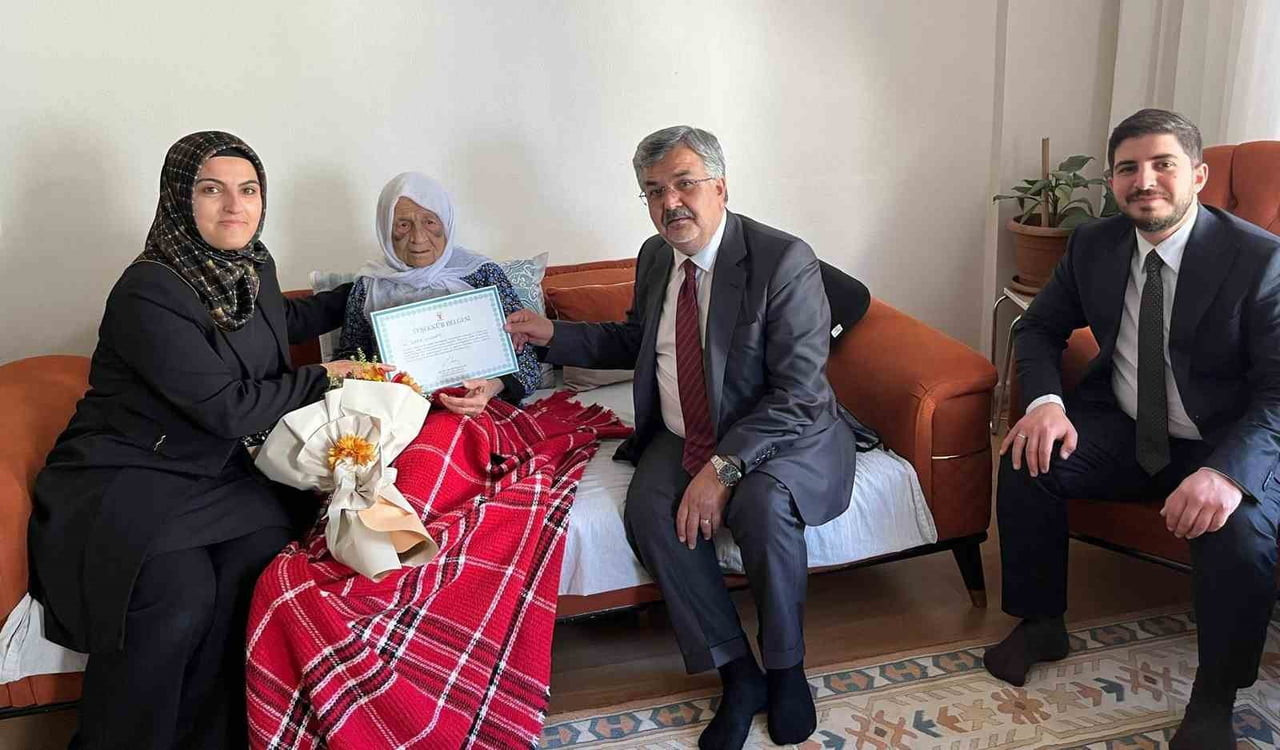 AK PARTİ ADIYAMAN İL BAŞKANLIĞI EN YAŞLI ÜYE İLE EN GENÇ ÜYEYE HANE ZİYARETİNDE BULUNARAK TEBRİK...
