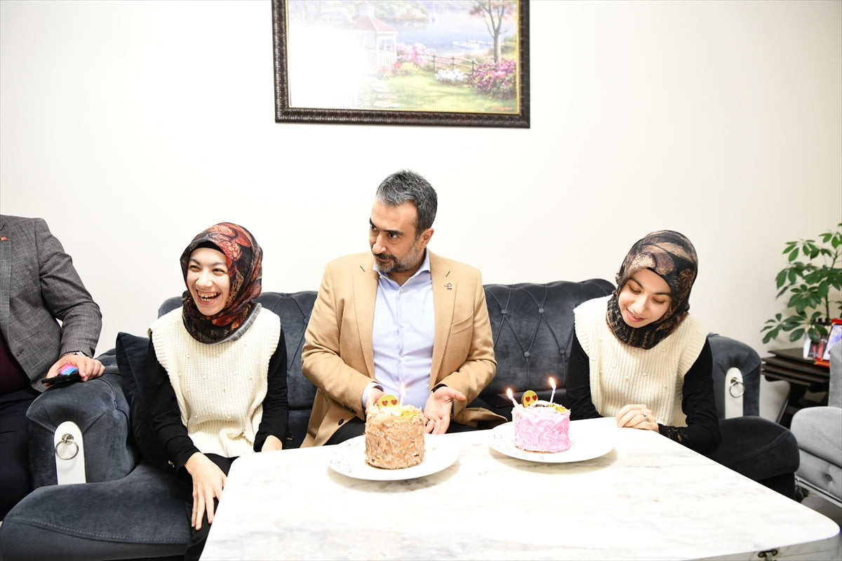 AK Parti Ankara İl Başkanı Hakan Han Özcan, özel gereksinimli kardeşlerin umreye gitme hayallerini...