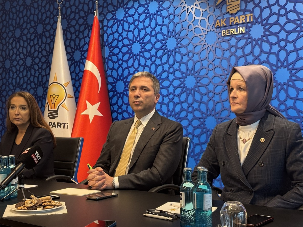 AK Parti Dış İlişkilerden Sorumlu Genel Başkan Yardımcısı Zafer Sırakaya (ortada), AK Parti Berlin...
