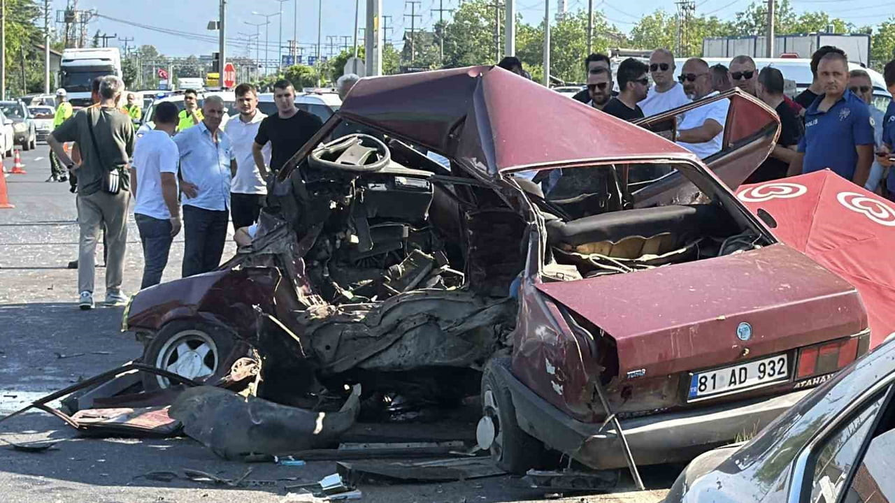 AK PARTİ DÜZCE MİLLETVEKİLİ ERCAN ÖZTÜRK’ÜN İÇERİSİNDE BULUNDUĞU OTOMOBİL AKÇAKOCA YOLUNDA BİR...