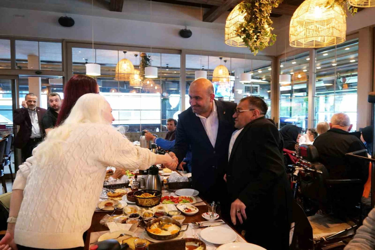 AK PARTİ ESKİŞEHİR İL BAŞKANI GÜRHAN ALBAYRAK, ENGELLİ BİREYLER İLE BİR ARAYA GELDİ.