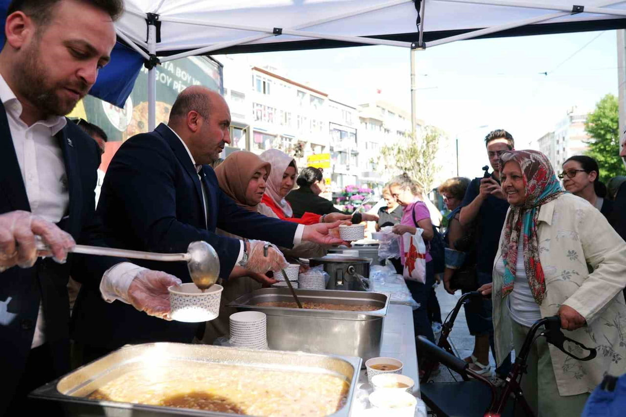 AK PARTİ ESKİŞEHİR İL BAŞKANI GÜRHAN ALBAYRAK, TEPEBAŞI İLÇE BAŞKANI SERHAT TUNÇ İLE BİRLİKTE...