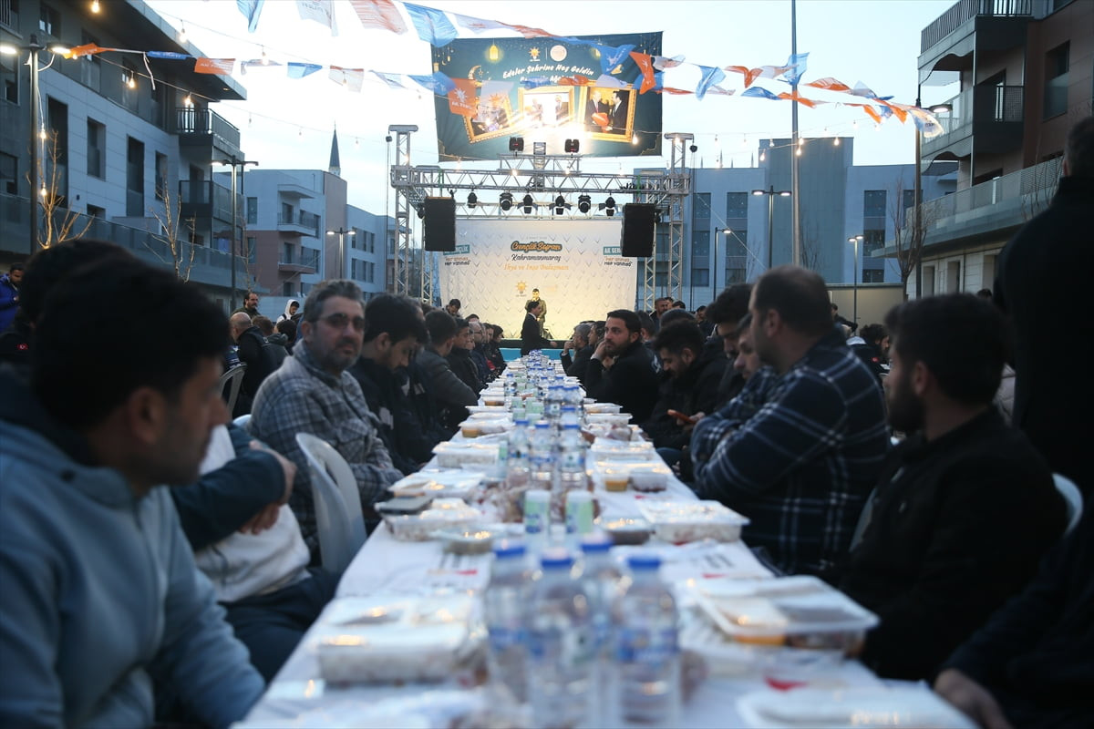 AK Parti Gençlik Kolları Genel Başkanı Yusuf İbiş, Azerbaycan Mahallesi'nde düzenlenen "Gençlik...