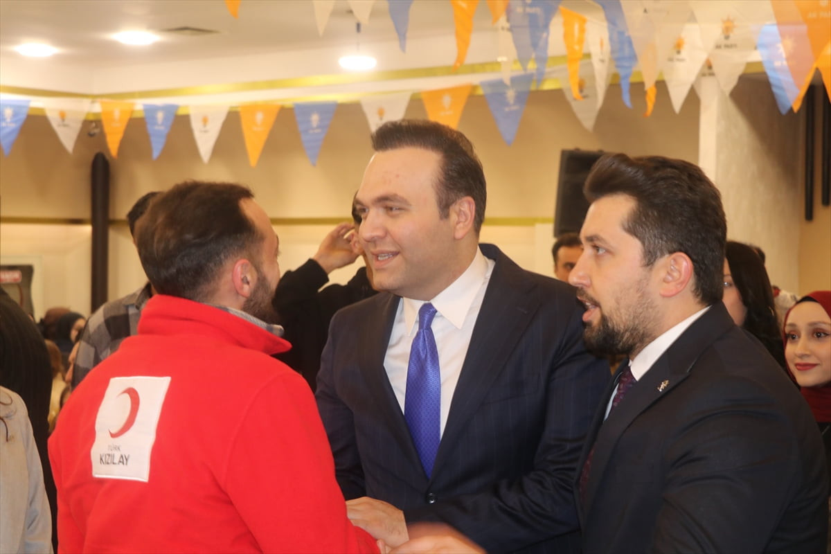 AK Parti Gençlik Kolları Genel Başkanı Yusuf İbiş (ortada), partisinin gençlik kollarınca kentteki...