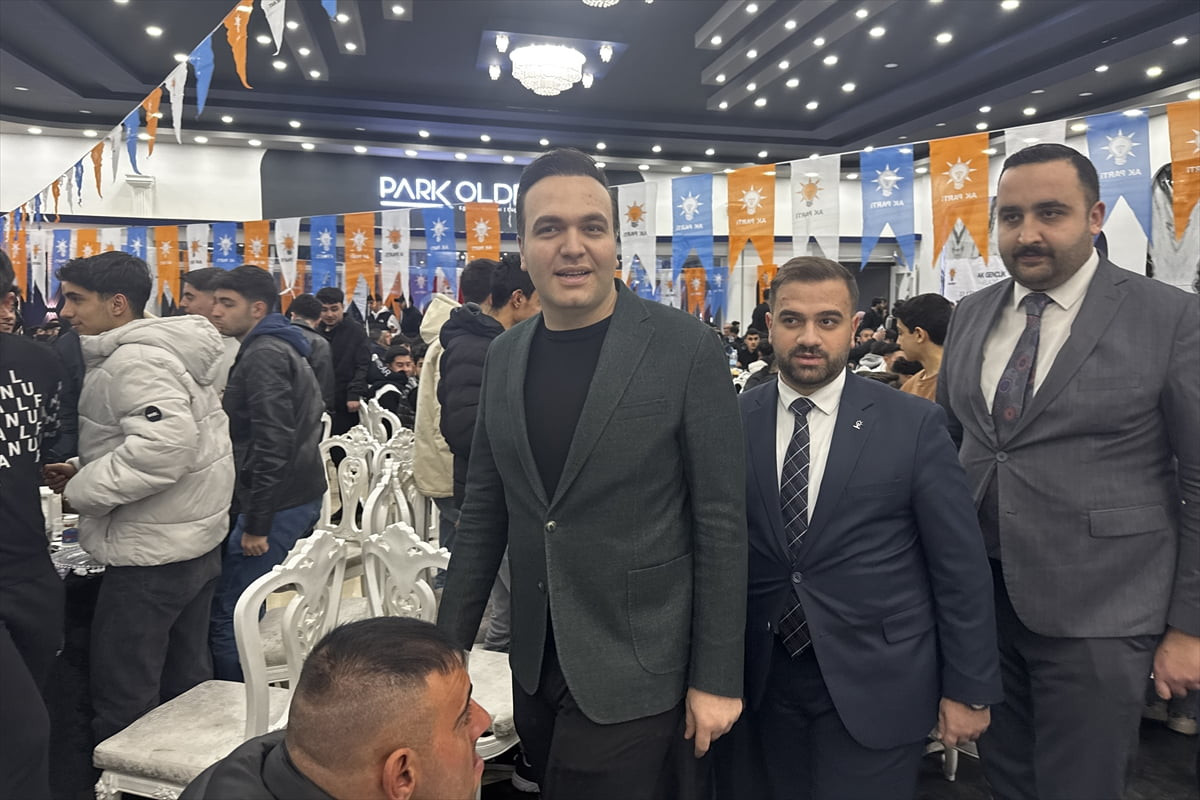 AK Parti Gençlik Kolları Genel Başkanı Yusuf İbiş (sağ 3), Elazığ'da bir düğün salonunda...