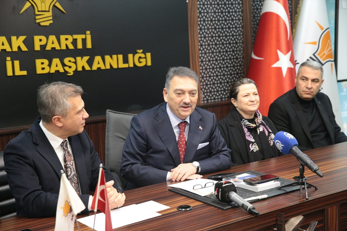 AK Parti Genel Başkan Yardımcısı Ahmet Baha Öğütken (sol 2), partisinin Bolu İl Başkanlığı'nı...