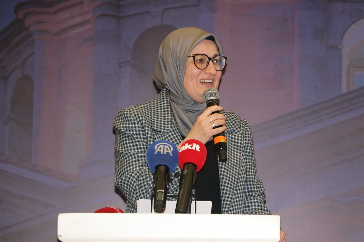 AK Parti Genel Başkan Yardımcısı Belgin Uygur (fotoğrafta), Gaziantep'te bir restoranda düzenlenen...