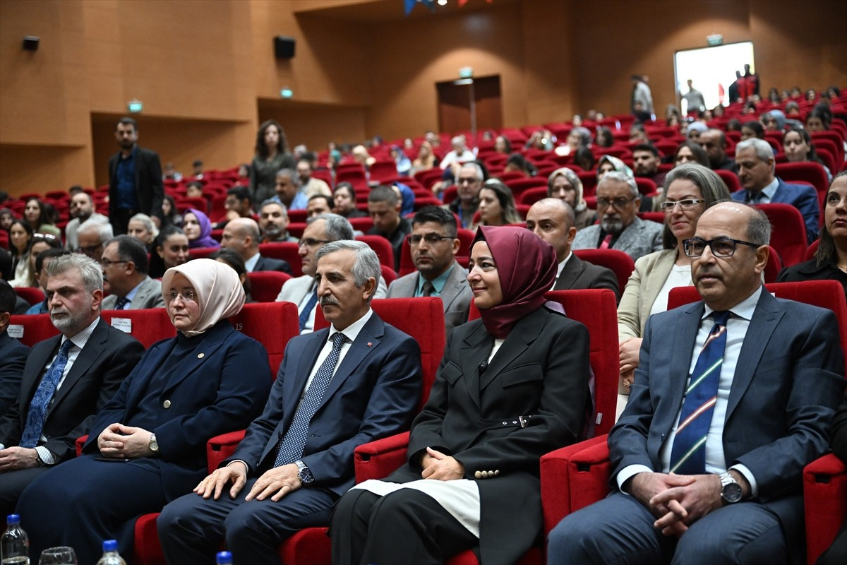 AK Parti Genel Başkan Yardımcısı Fatma Betül Sayan Kaya (sağ 2), Kahramanmaraş Sütçü İmam...