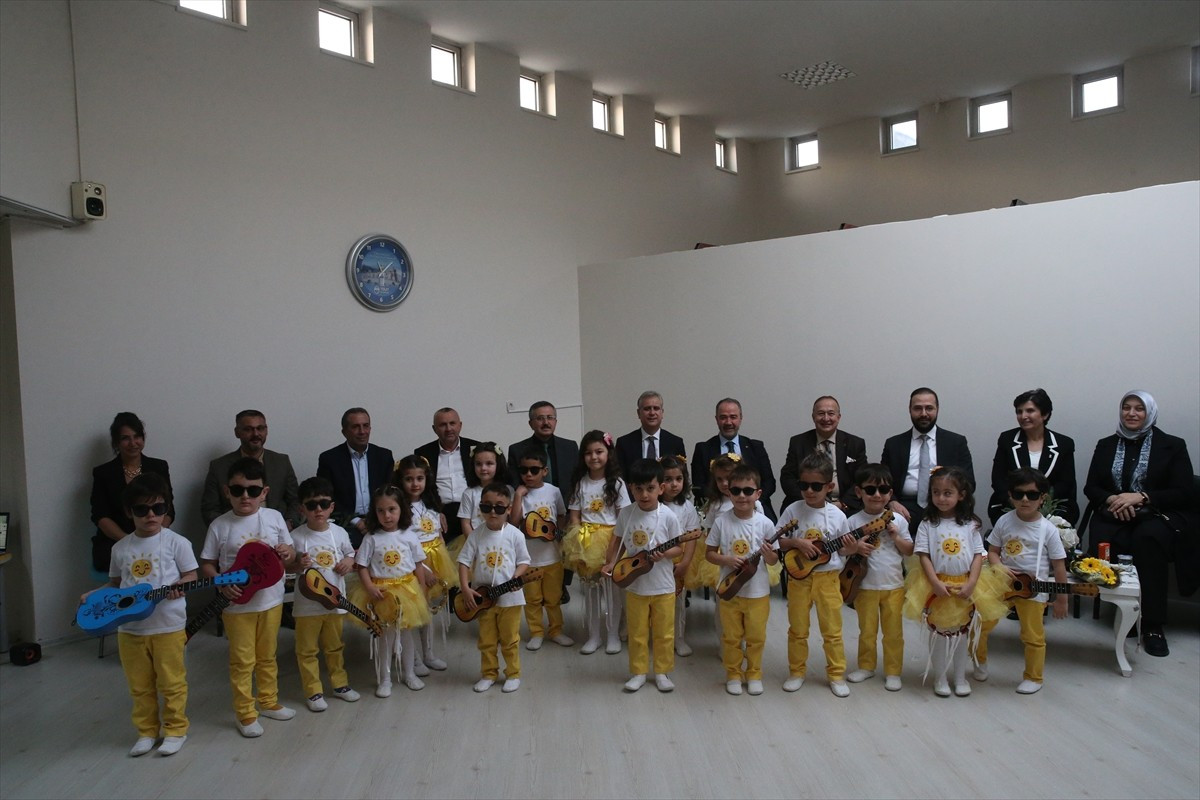 AK Parti Genel Başkan Yardımcısı Hasan Basri Yalçın, Tokat'ta çocuklarla bir araya geldi. Yalçın...