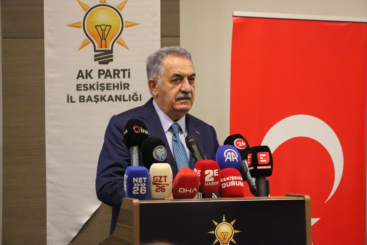 AK Parti Genel Başkan Yardımcısı Hayati Yazıcı, Eskişehir'de partisinin bir otelin davet salonunda...