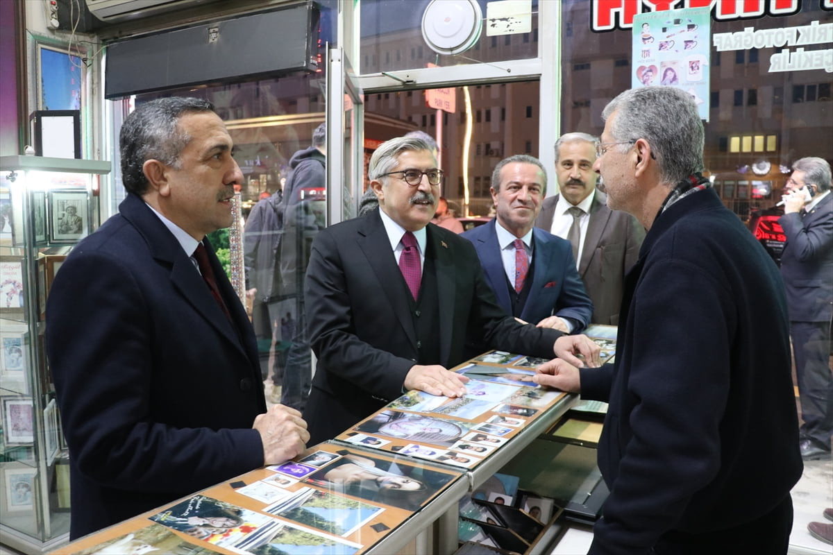 AK Parti Genel Başkan Yardımcısı Hüseyin Yayman (orta), programı kapsamında bulunduğu Van'da...