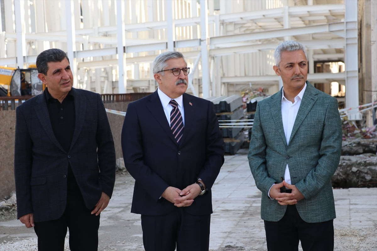 AK Parti Genel Başkan Yardımcısı Hüseyin Yayman (ortada), 6 Şubat 2023'teki depremlerde hasar...