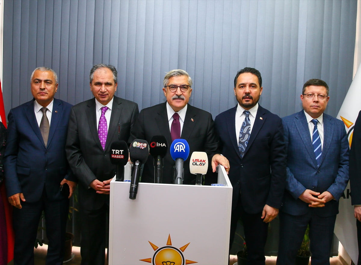 AK Parti Genel Başkan Yardımcısı Hüseyin Yayman (ortada), bir dizi ziyaret için Uşak'a geldi....