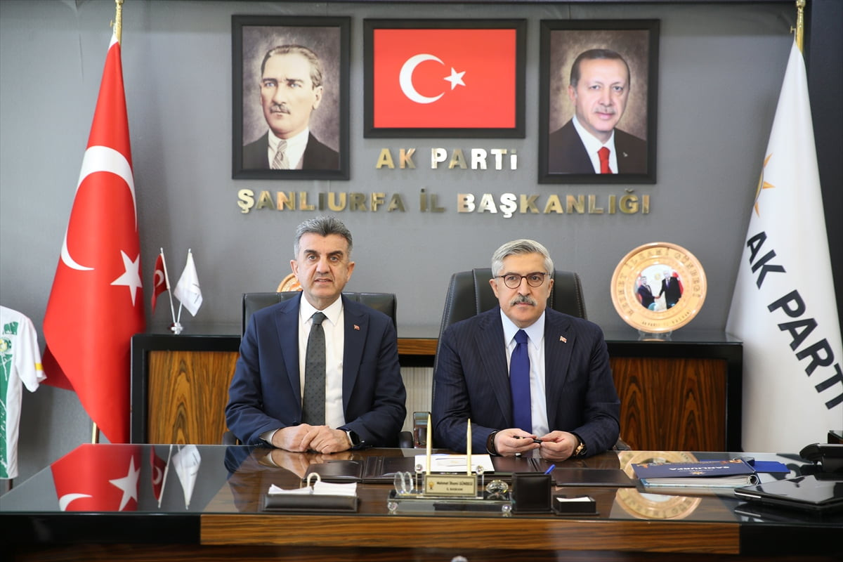 AK Parti Genel Başkan Yardımcısı Hüseyin Yayman, partisinin il başkanı İlhami Günbegi'ni (solda)...