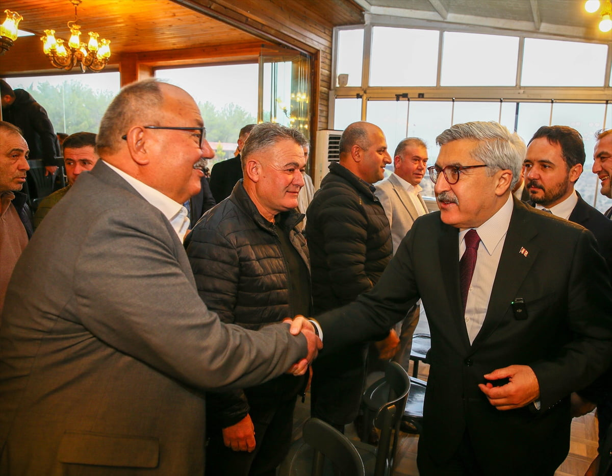 AK Parti Genel Başkan Yardımcısı Hüseyin Yayman (sağda), Ulubey ilçesinde bir restoranda Sivil...