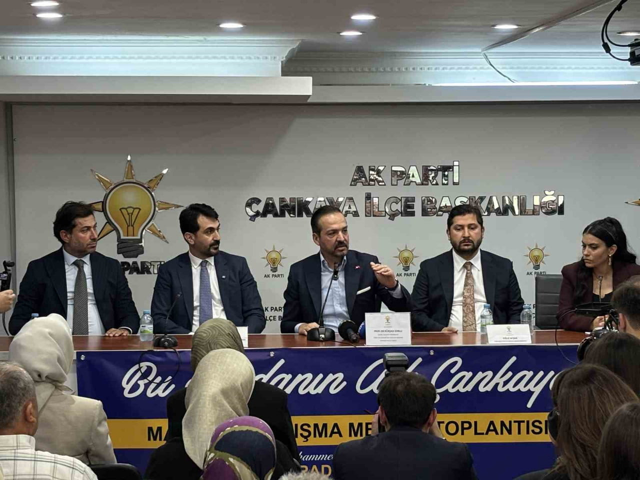 AK PARTİ GENEL BAŞKAN YARDIMCISI KÜRŞAD ZORLU (ORTADA), ÇANKAYA SEÇİM KOORDİNASYON MERKEZİ'NDE...