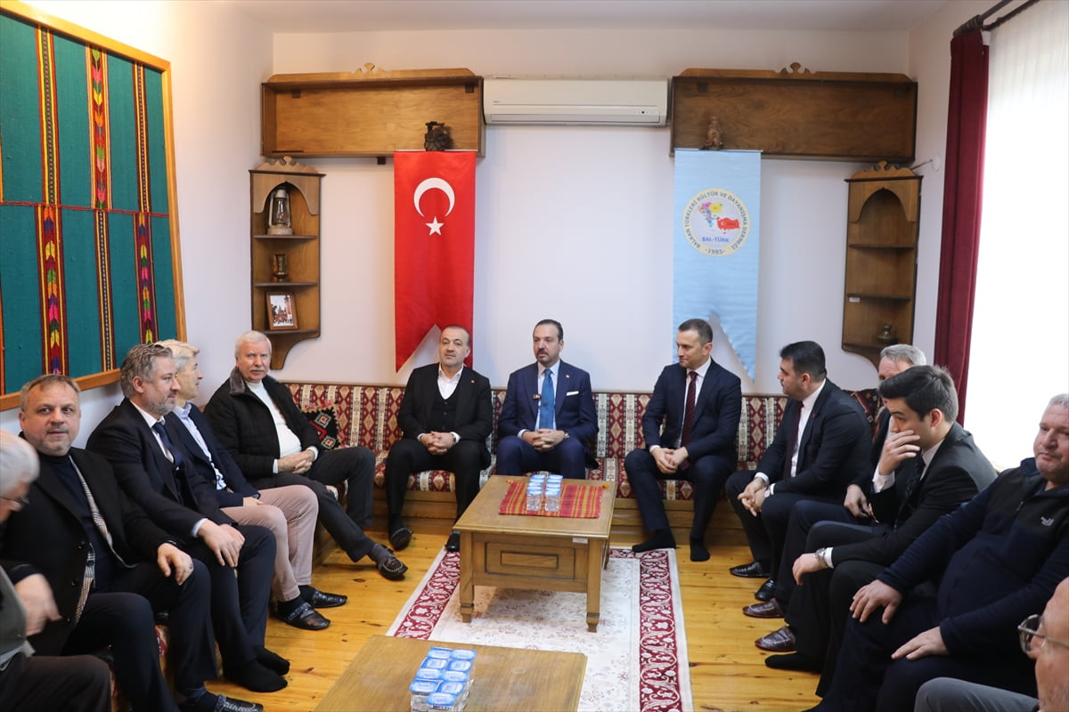 AK Parti Genel Başkan Yardımcısı Kürşad Zorlu (ortada), kentteki programı kapsamında AK Parti İl...