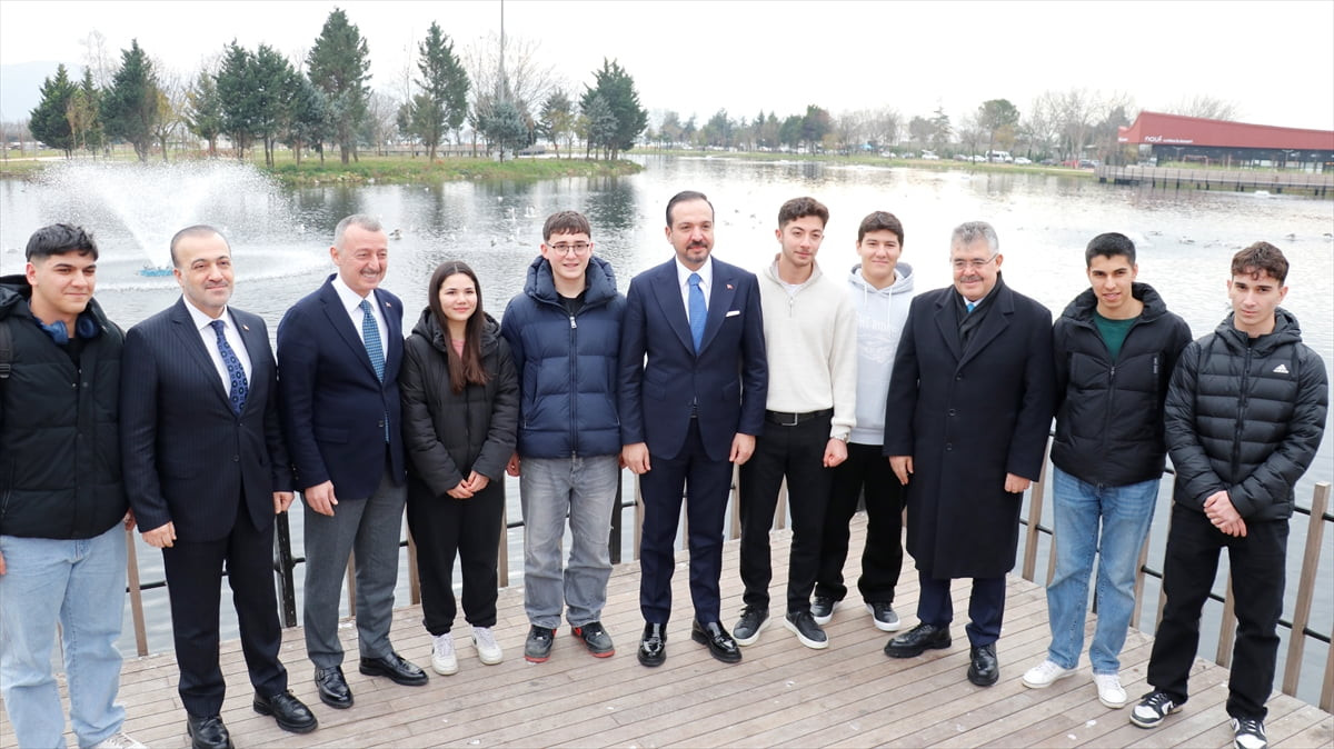 AK Parti Genel Başkan Yardımcısı Kürşad Zorlu (ortada), Kocaeli'de ziyaretler gerçekleştirdi....