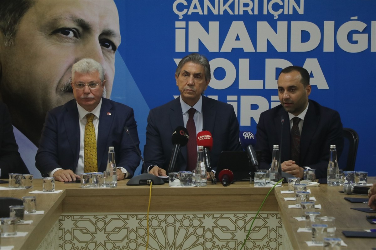 AK Parti Genel Başkan Yardımcısı Mustafa Demir (ortada), AK Parti Çankırı İl Başkanlığında...