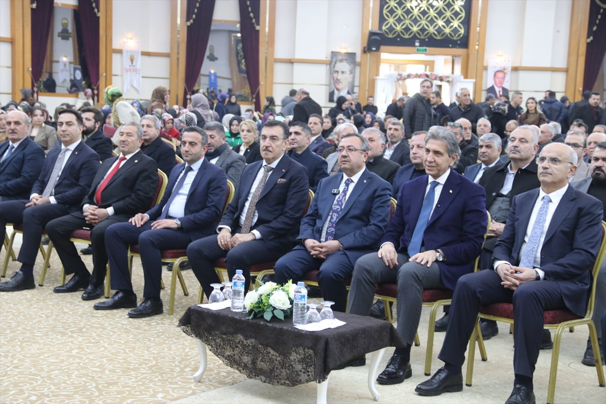 AK Parti Genel Başkan Yardımcısı Mustafa Demir (sağ 2), partisinin Malatya İl Danışma Meclisi...