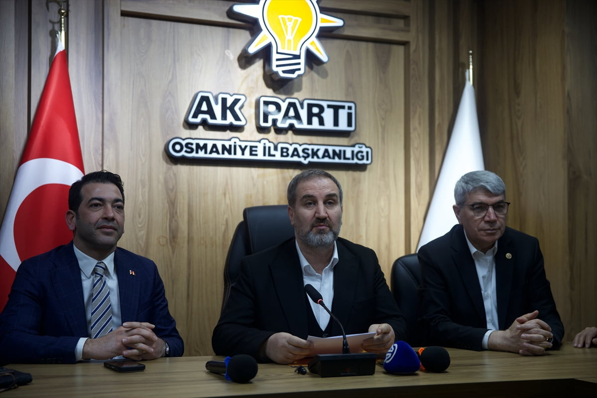 AK Parti Genel Başkan Yardımcısı Mustafa Şen (orta), partisinin il başkanlığında düzenlenen basın...