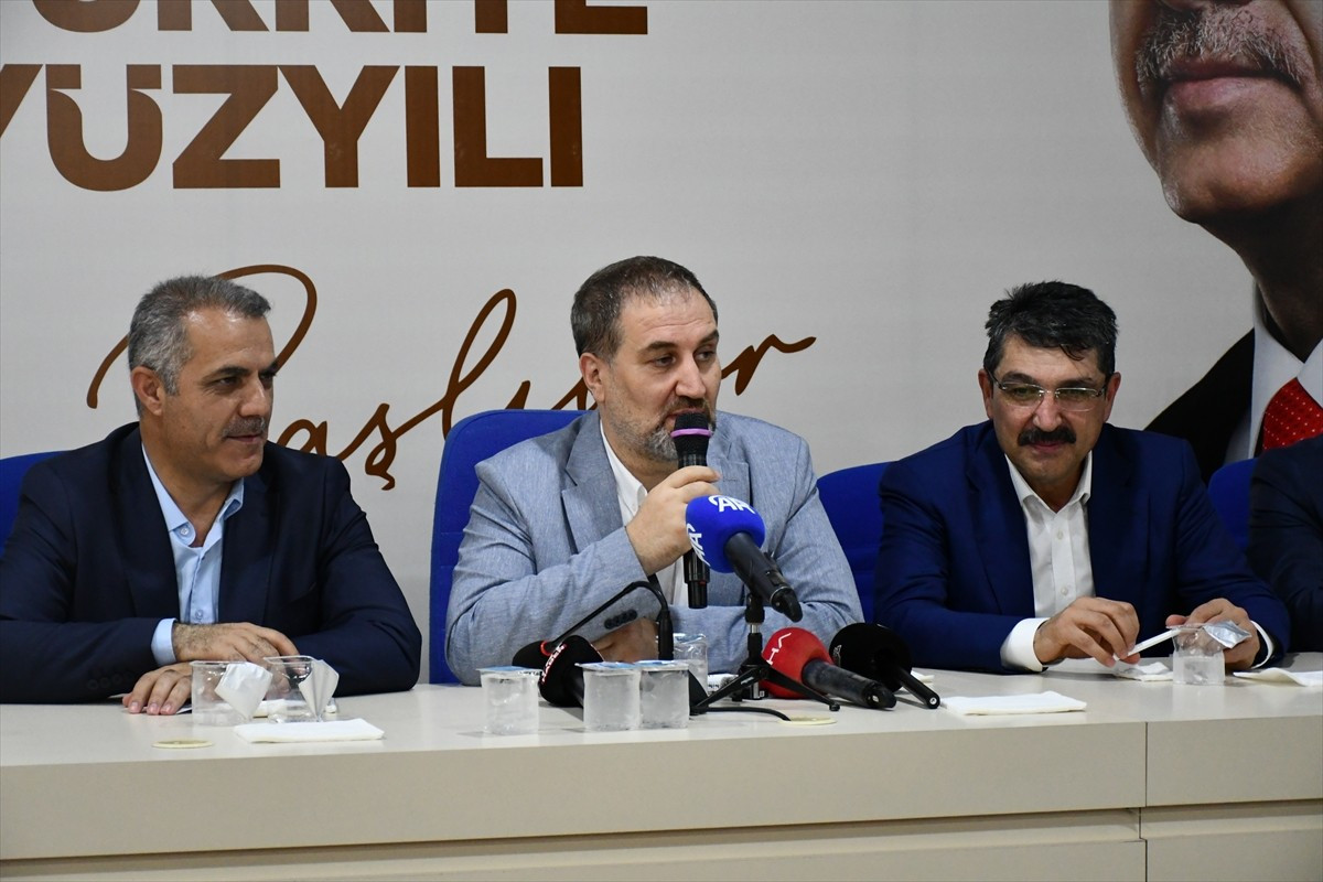 AK Parti Genel Başkan Yardımcısı Mustafa Şen, (ortada) AK Parti Batman İl Başkanlığında düzenlenen...