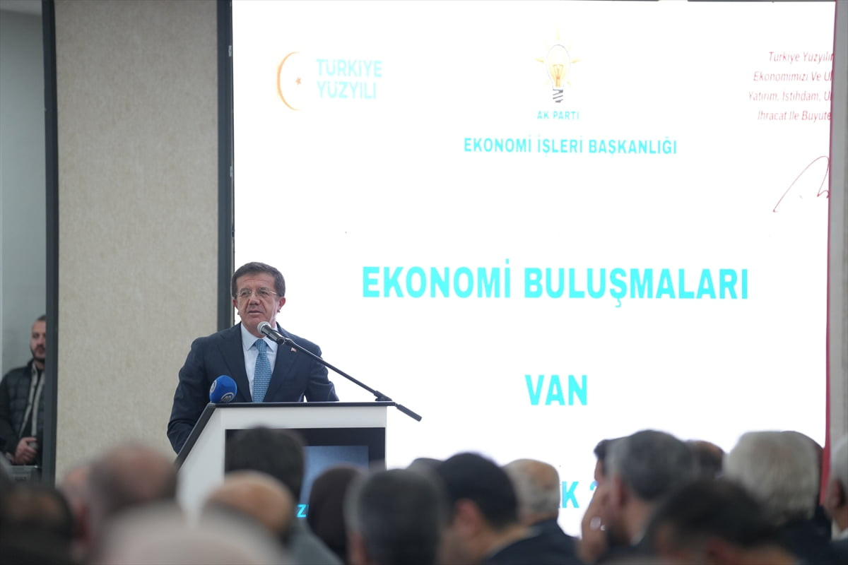 AK Parti Genel Başkan Yardımcısı Nihat Zeybekci, Edremit ilçesindeki Uygulama Oteli'nde düzenlenen...