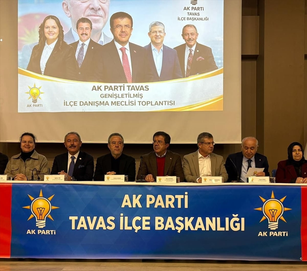 AK Parti Genel Başkan Yardımcısı Nihat Zeybekci (ortada), Gençlik Merkezi Konferans Salonu'nda...