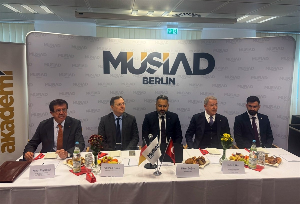 AK Parti Genel Başkan Yardımcısı Nihat Zeybekci (solda), Müstakil Sanayici ve İşadamları...