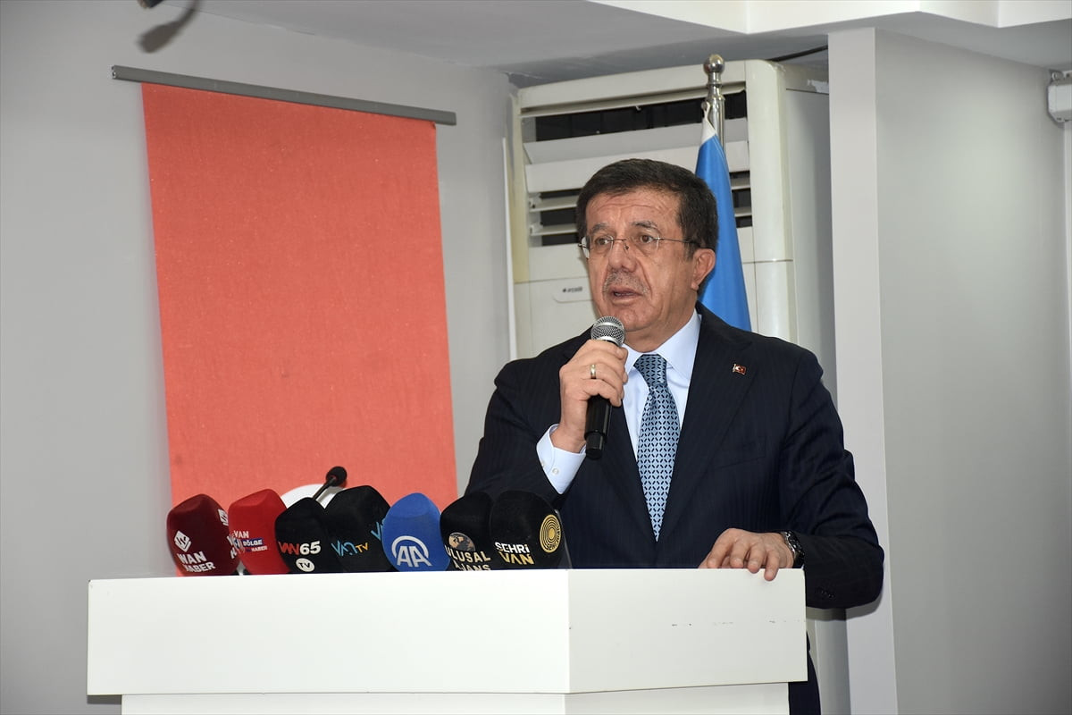 AK Parti Genel Başkan Yardımcısı Nihat Zeybekci, Van'da AK Parti İl Başkanlığınca düzenlenen "AK...