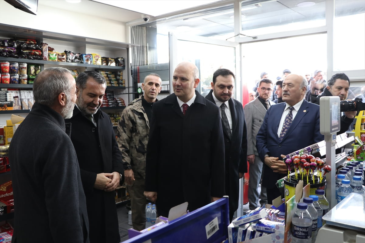 AK Parti Genel Başkan Yardımcısı Ömer İleri (sağ 3), Elazığ'da Mahallesi Bankalar Caddesi'nde...