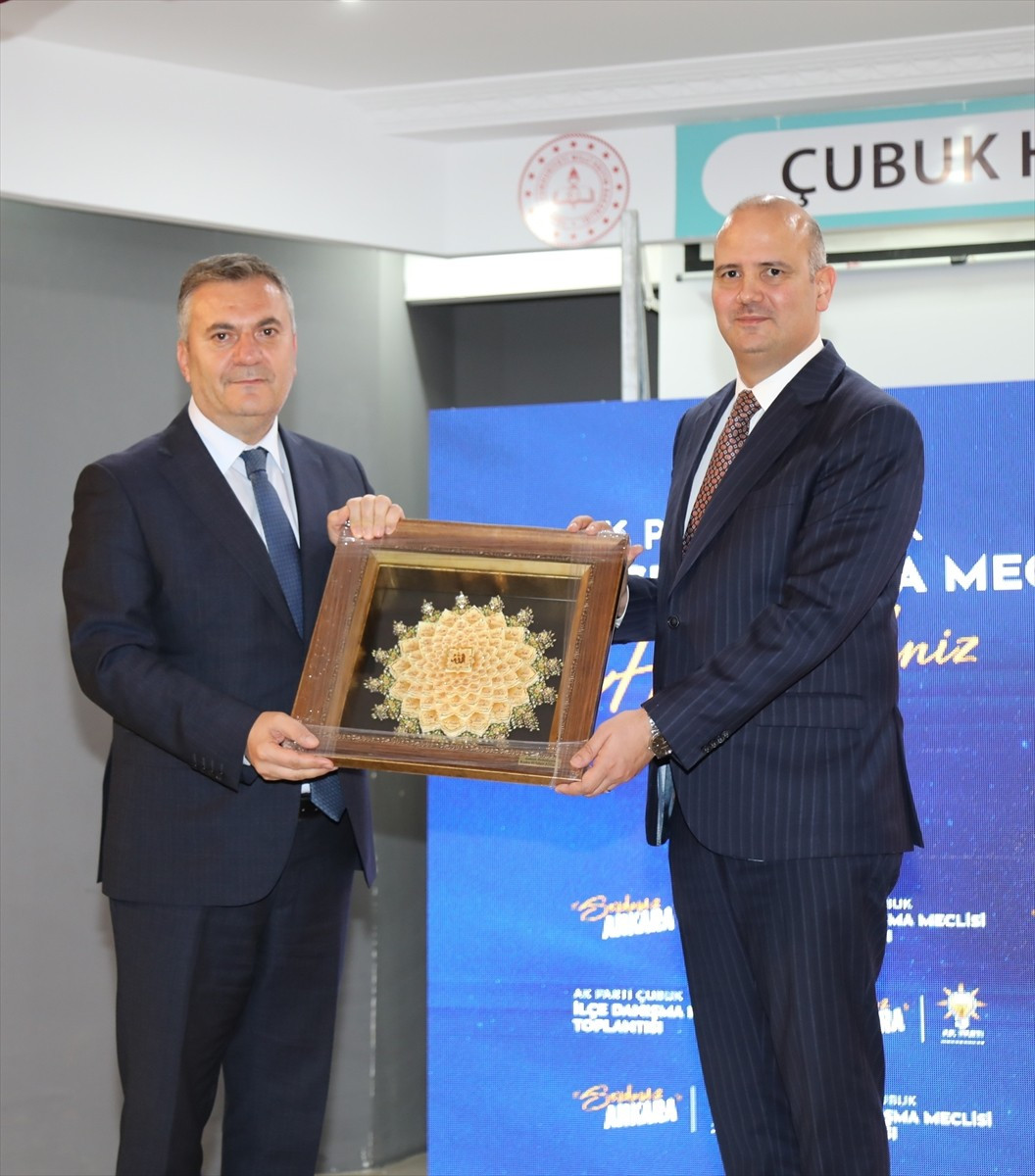 AK Parti Genel Başkan Yardımcısı ve Ankara Milletvekili Ömer İleri (sağda), Ankara'nın Çubuk...