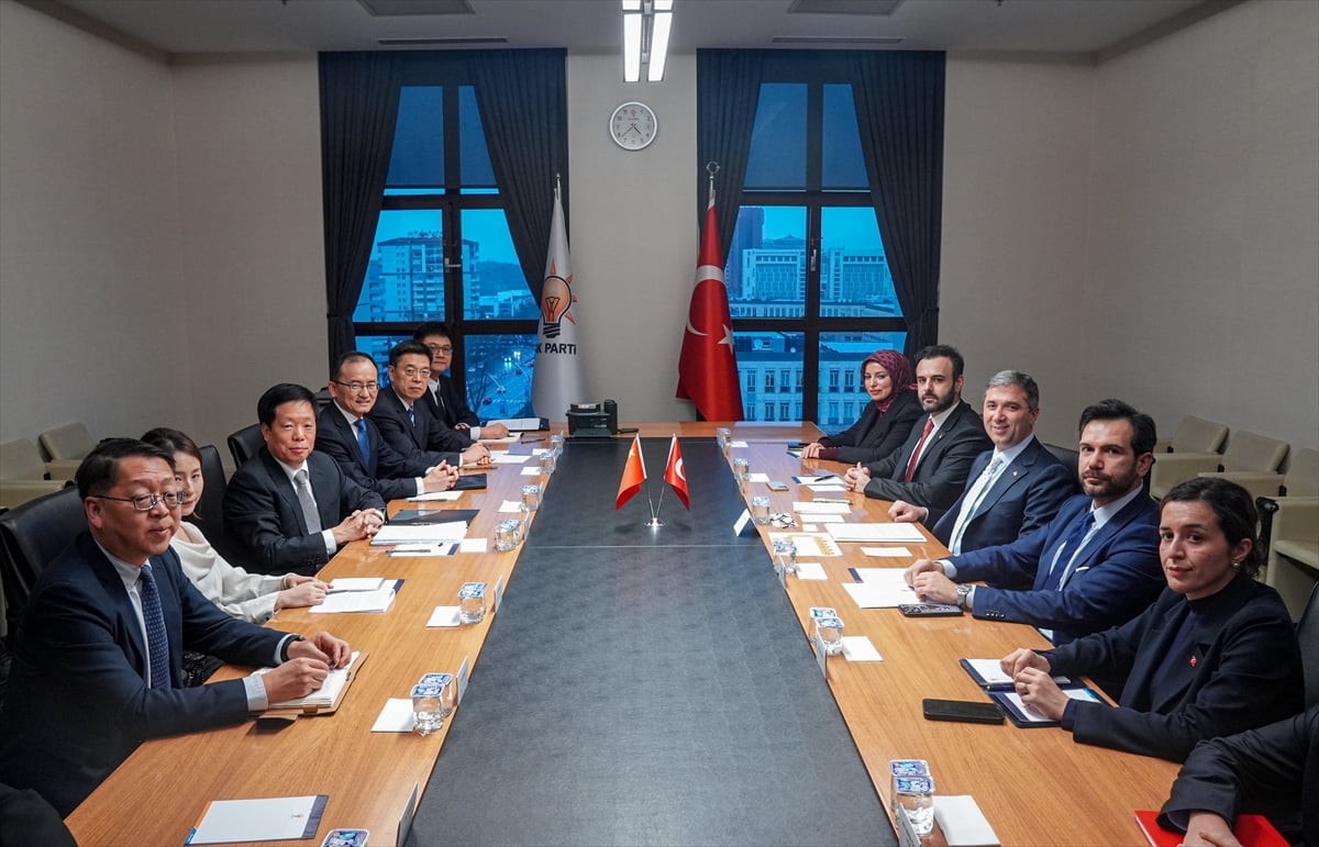 AK Parti Genel Başkan Yardımcısı ve Dış İlişkiler Başkanı Zafer Sırakaya (sağ 3), Çin Komünist...