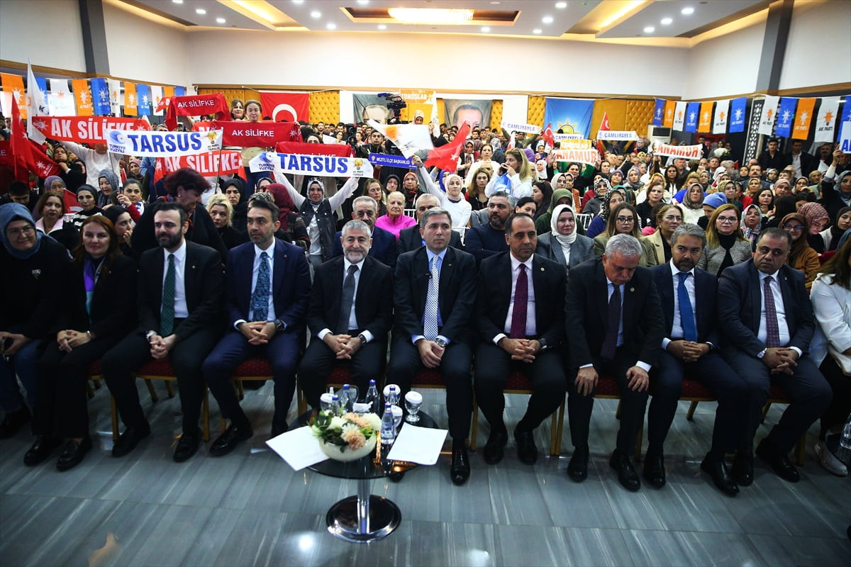 AK Parti Genel Başkan Yardımcısı ve Dış İlişkiler Başkanı Zafer Sırakaya (sağ 5), Mersin'de Suphi...