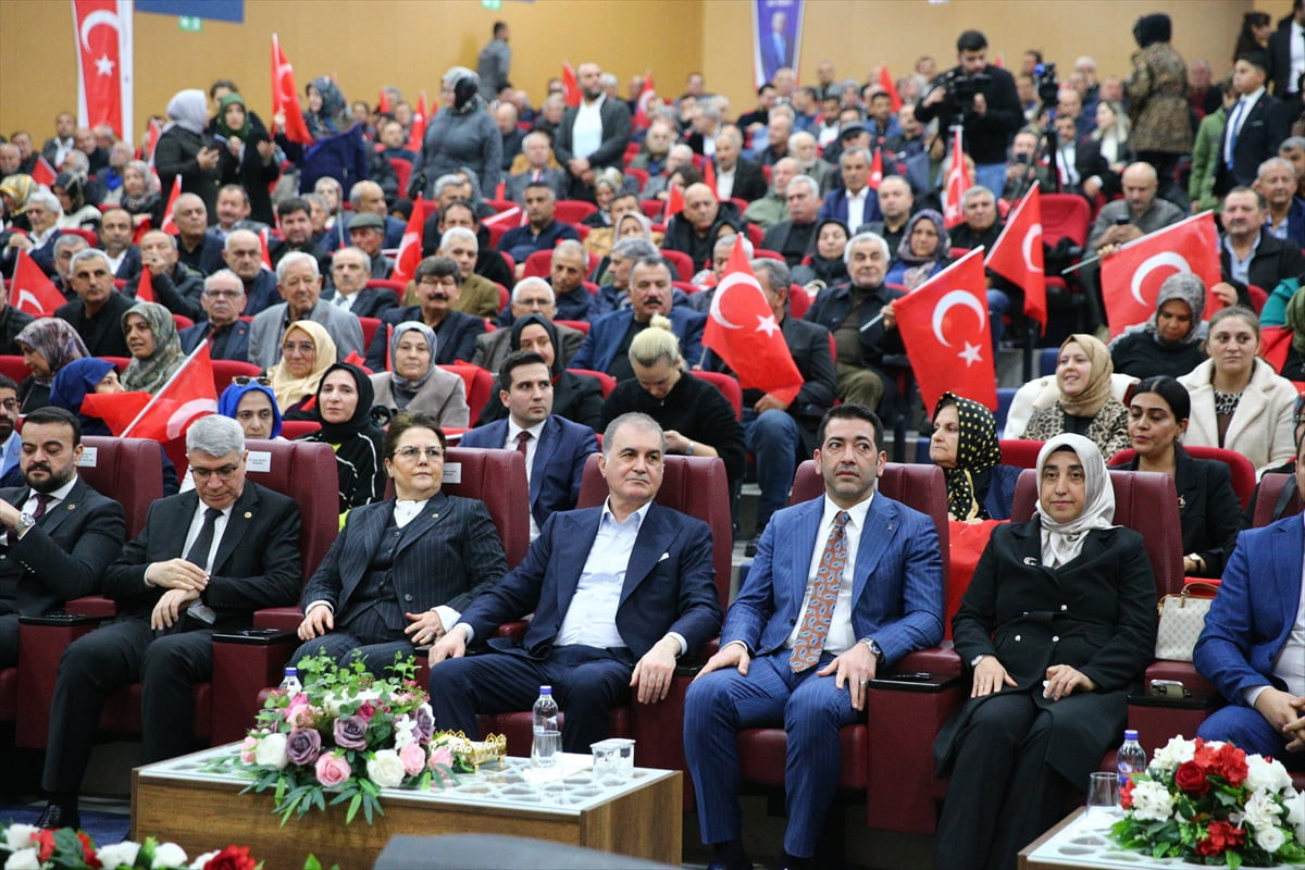 AK Parti Genel Başkan Yardımcısı ve Parti Sözcüsü Ömer Çelik (sağ 3), Osmaniye Kültür Sanat ve...