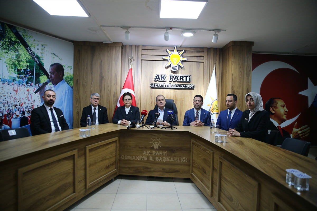 AK Parti Genel Başkan Yardımcısı ve Parti Sözcüsü Ömer Çelik (sağ 4), partisinin Osmaniye İl...