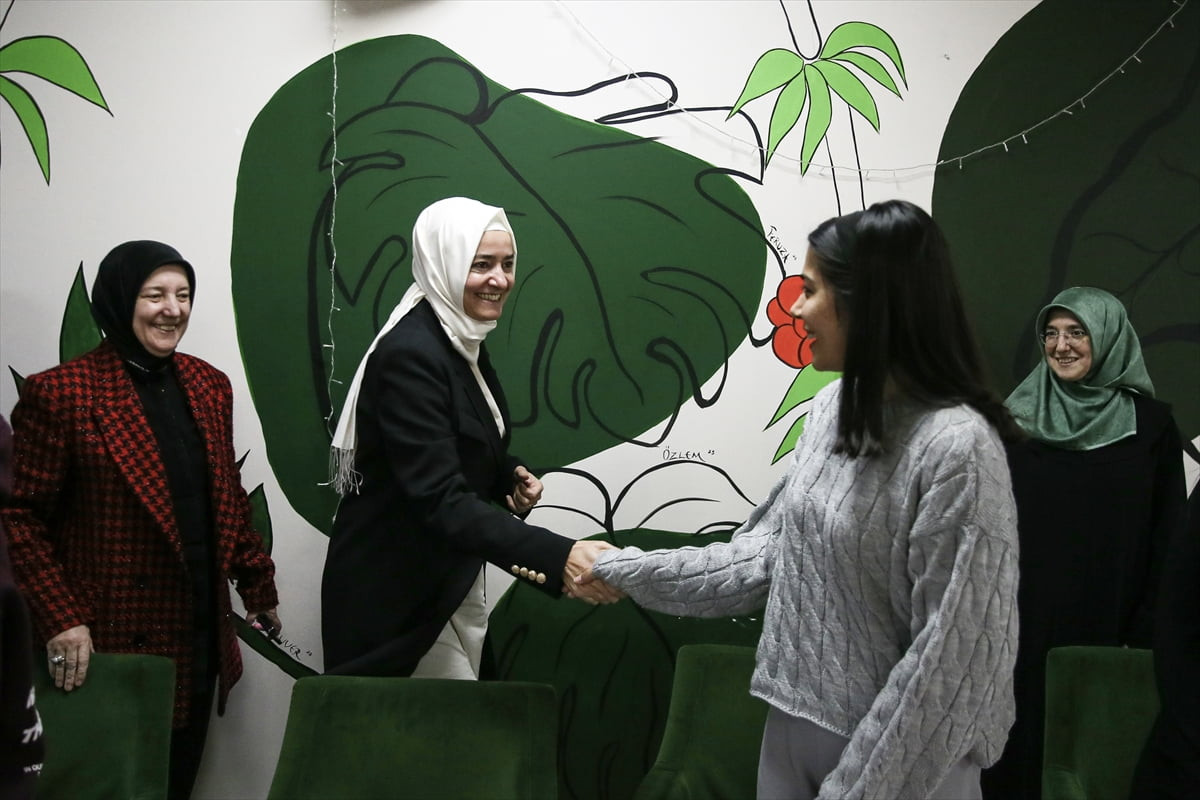 AK Parti Genel Başkan Yardımcısı ve Sosyal Politikalar Başkanı Fatma Betül Sayan Kaya (sol 2)...