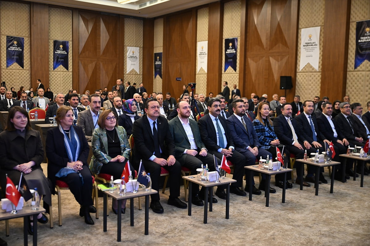 AK Parti Genel Başkan Yardımcısı ve Teşkilat Başkanı Ahmet Büyükgümüş (sol 5), Gaziantep'teki...