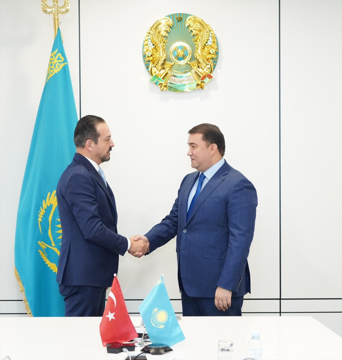 AK Parti Genel Başkan Yardımcısı ve Türk Devletleri ile İlişkiler Başkanı Kürşad Zorlu (solda)...