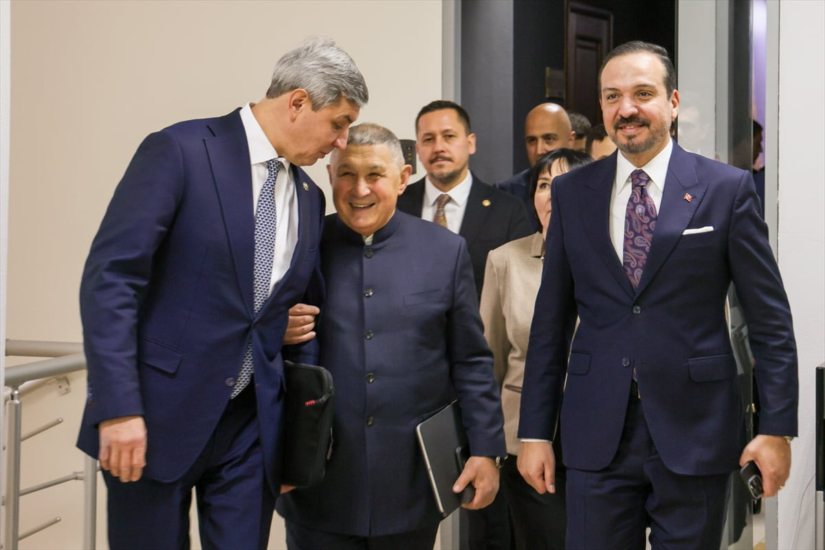 AK Parti Genel Başkan Yardımcısı ve Türk Devletleri ile İlişkiler Başkanı Kürşad Zorlu'nun (sağda)...